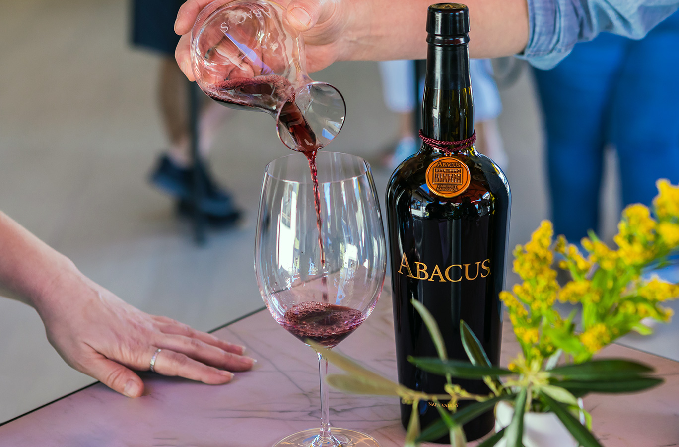 Abacus being poured into a glass