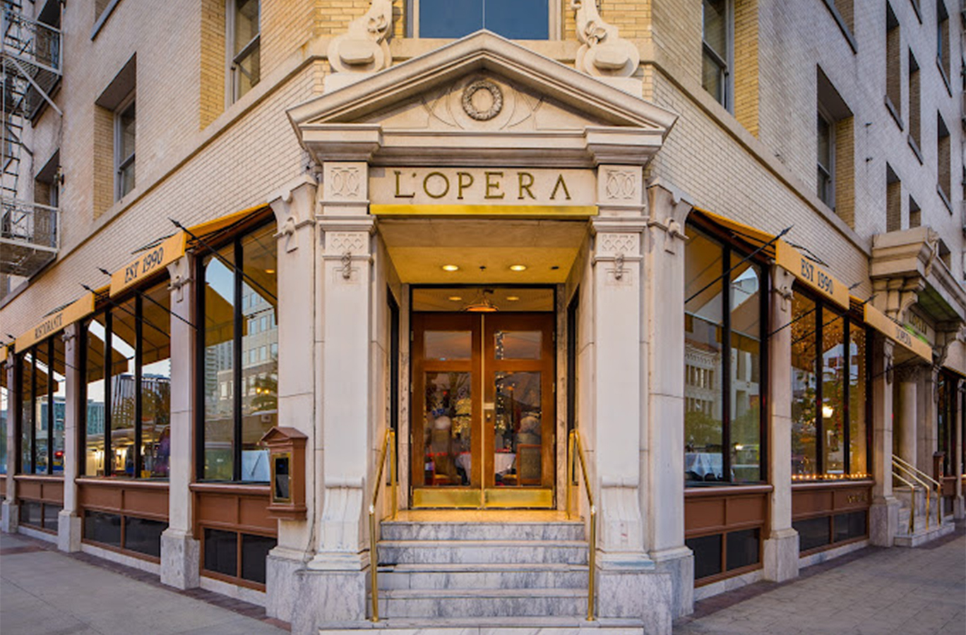 A view of L'Opera from the street